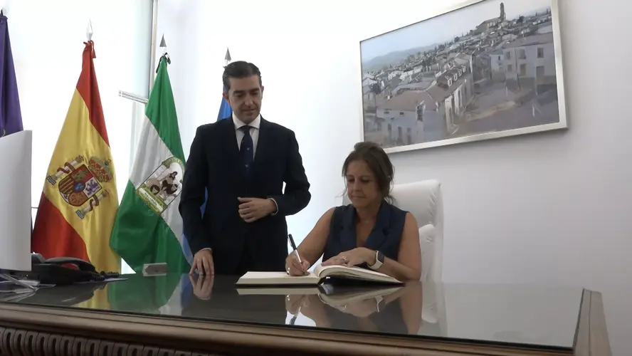 Visita institucional de la Consejera de Salud y Consumo a la ciudad de Baeza 2 consejera de salud firma libro honores 1.83.1 jpg