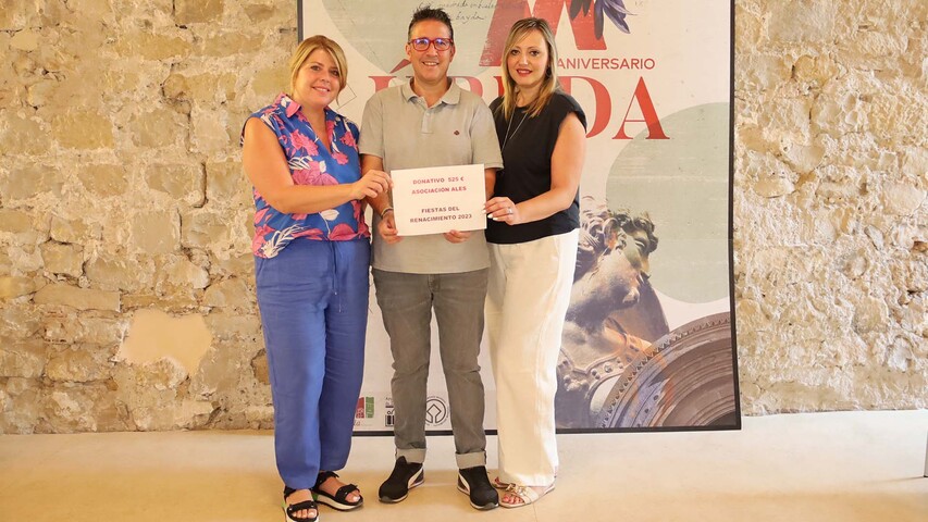 El ayuntamiento de Úbeda entrega el dinero recaudado durante las visitas guiadas de las Fiestas del Renacimiento a la Asociación ALES