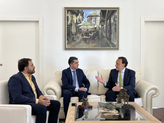 El alcalde de Baeza recibe al Consejero de Universidades en el consistorio