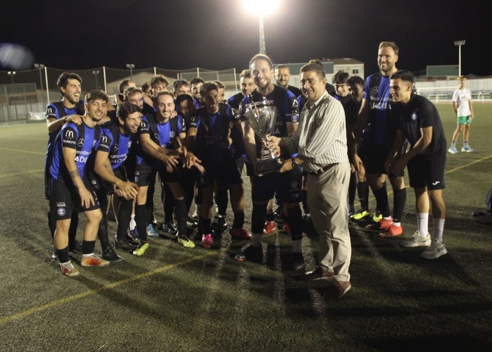 Francisco Reyes entrega la IX Copa Presidente Diputación de Fútbol al Inter de Jaén