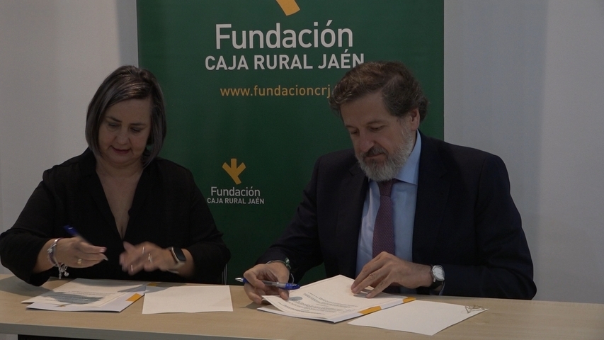 Fundacion Caja Rural y la Asociacion de Mujeres del Donadio firman un convenio de apoyo para que puedan acceder a la piscina cubierta al 50 de su precio habitual 1.79.1