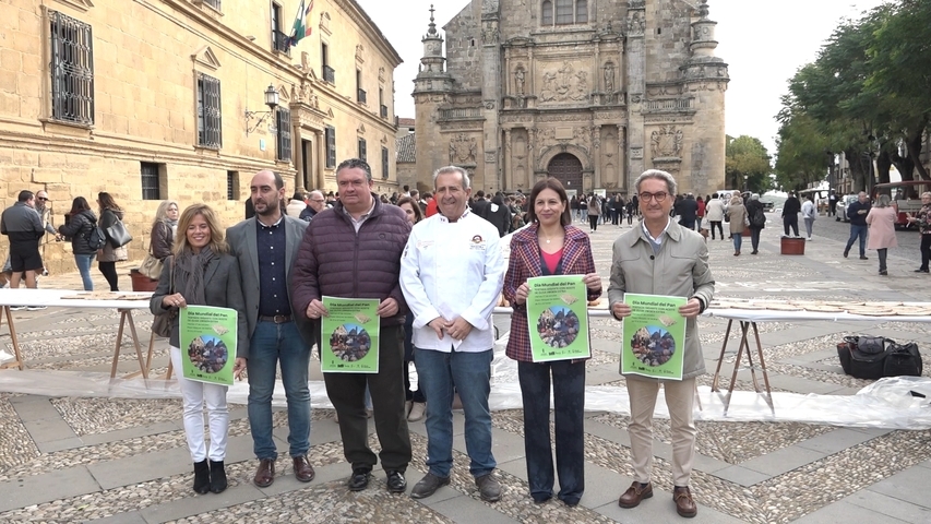 Úbeda celebra el Día del Pan con una tostada gigante en la Plaza Vázquez de Molina