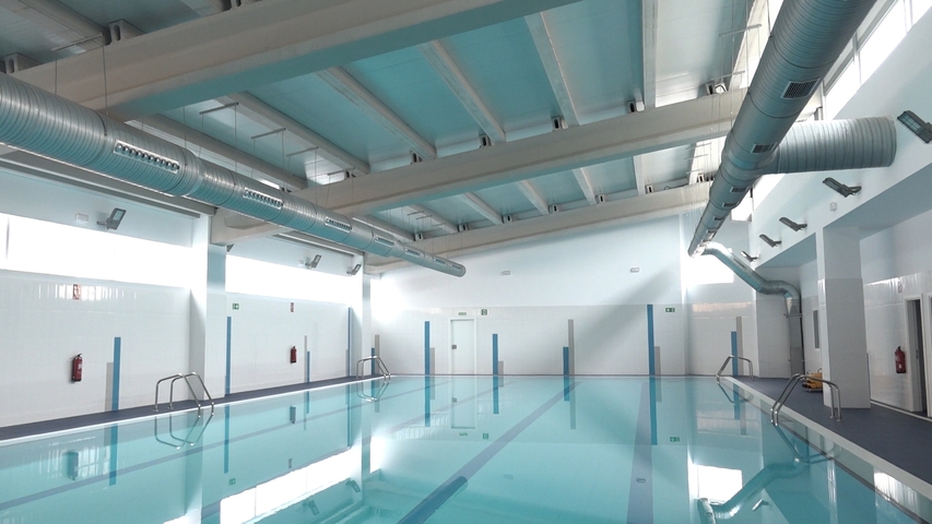 Visita institucional a las instalaciones de la piscina cubierta de Baeza