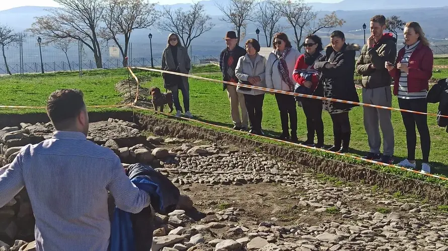 Continúan las visitas guiadas a los yacimientos arqueológicos del Cerro del Alcázar en Baeza