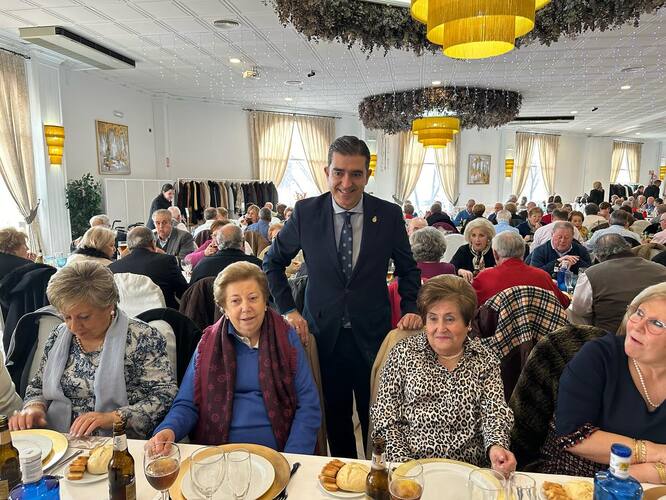 Las personas mayores de Baeza comparten una comida de convivencia como cada Navidad 4 alcalde comida mayores