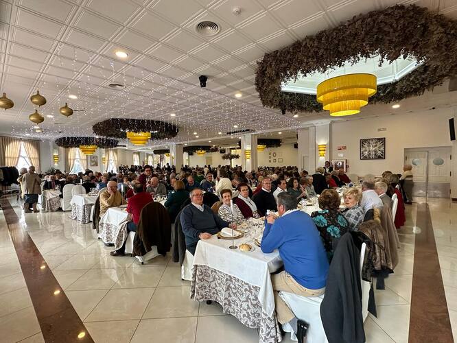 Las personas mayores de Baeza comparten una comida de convivencia como cada Navidad 2 comida mayores 2