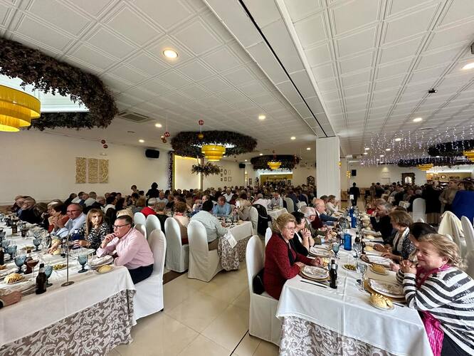 Las personas mayores de Baeza comparten una comida de convivencia como cada Navidad