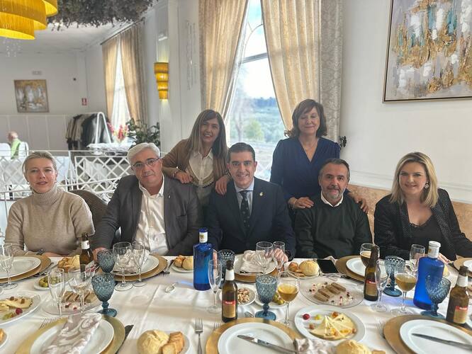 Las personas mayores de Baeza comparten una comida de convivencia como cada Navidad 3 representantes en comida mayores