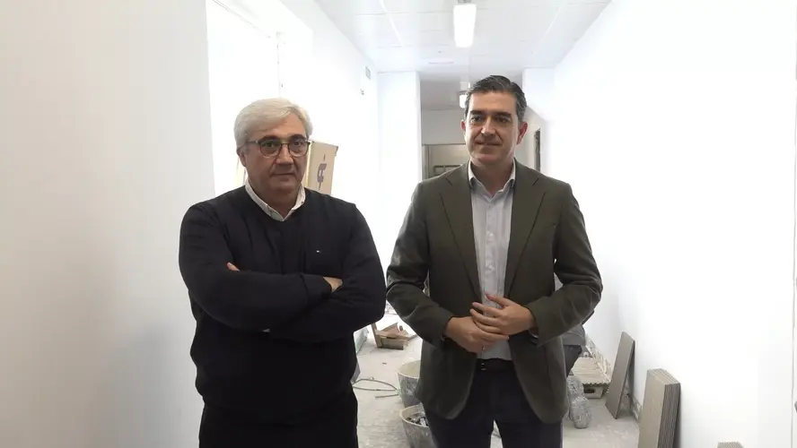 Pedro Cabrera anuncia mejoras en la piscina cubierta para garantizar la seguridad de los usuarios y usuarias