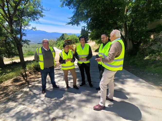 La delegada de Agricultura realiza una visita técnica a las obras de dos caminos rurales en Baeza