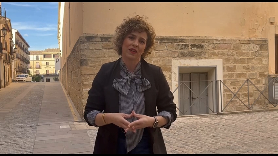 La concejala del PSOE de Baeza, María José Marín explica la labor de su partido como oposición