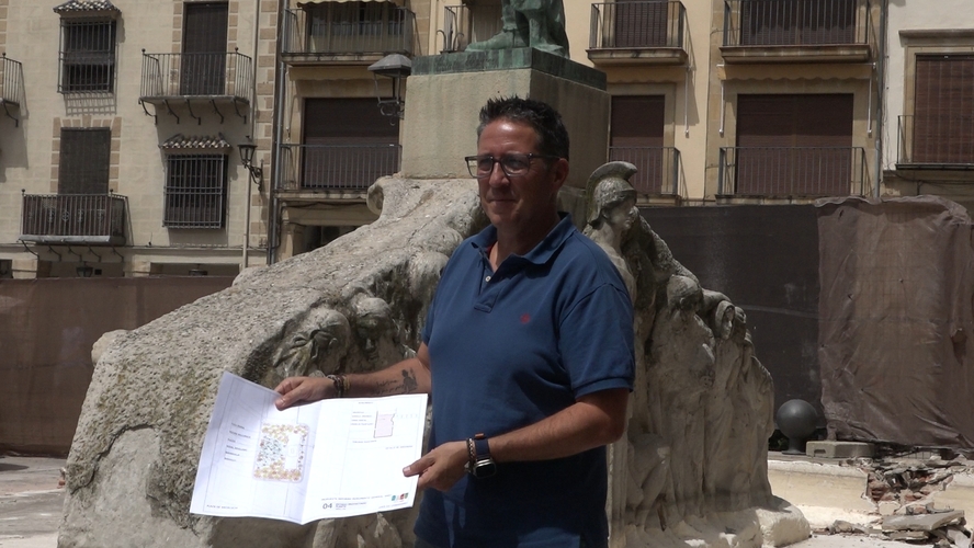 El Ayuntamiento de Úbeda retira la fuente de la Plaza de Andalucía por riesgo de colapso 2 El Ayuntamiento de Ubeda retira la fuente de la Plaza de Andalucia por riesgo de colapso 1.80.1