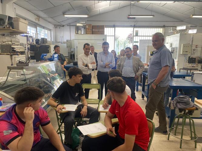 El delegado territorial de Desarrollo Educativo y Formación Profesional visita en Baeza el IES Andrés de Vandelvira