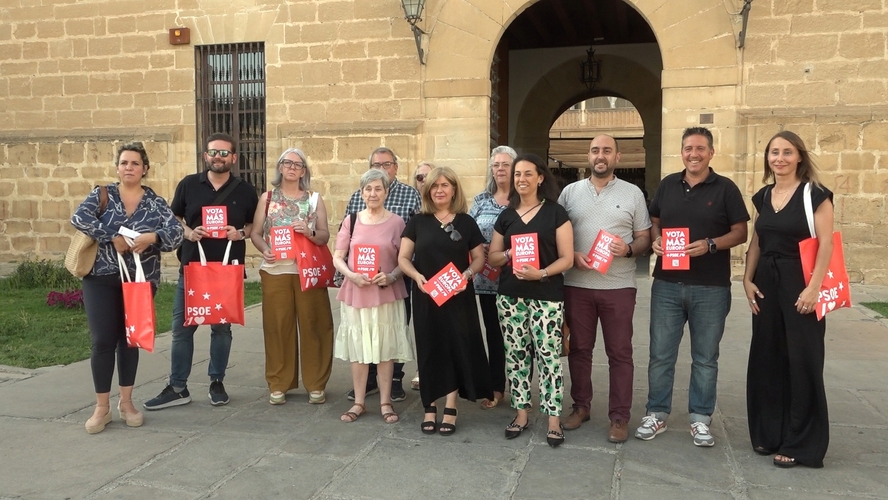 Mercedes Gámez participa en un reparto electoral del PSOE en Úbeda
