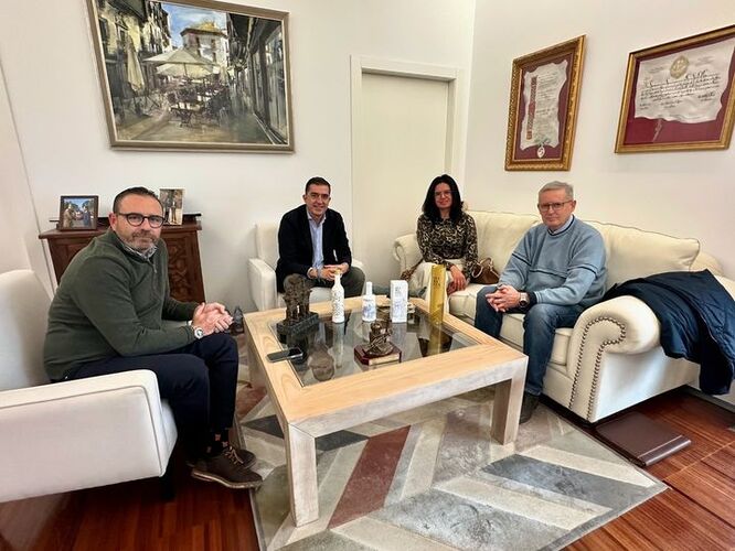 El alcalde recibe a Águeda García, nueva presidenta de la cooperativa El Alcázar de Baeza