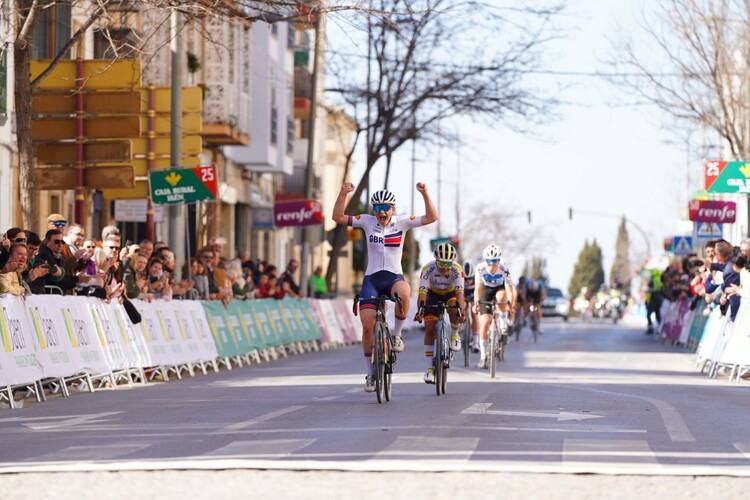 Erin Boothman derrota a Paula Ostiz en una batalla vibrante en la Copa de las Naciones UCI Jaén Paraíso Interior