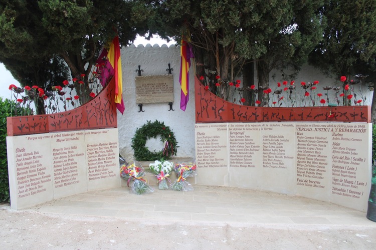 Ubeda conmemora el Dia de la Republica con un homenaje a las victimas del franquismo 1