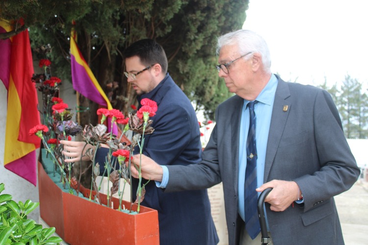 Úbeda conmemora el Día de la República con un homenaje a las víctimas del franquismo 2 Ubeda conmemora el Dia de la Republica con un homenaje a las victimas del franquismo 2