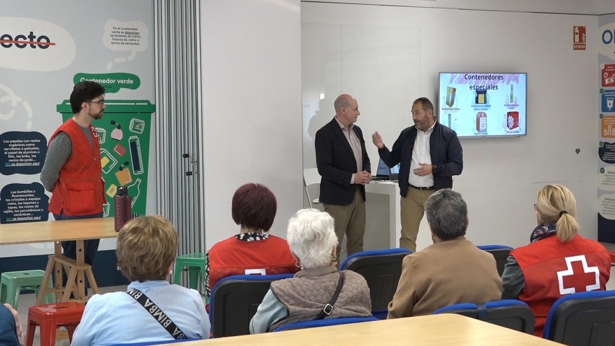 El diputado de Servicios Municipales visita en Ibros el taller de reciclaje impulsado por Resurja y Cruz Roja