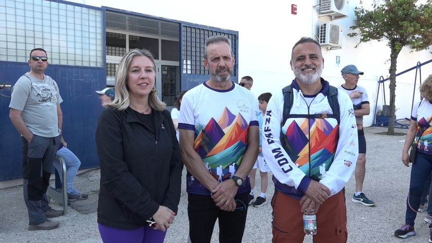 Más de 160 personas participan en la I Caminata del Día de la Familia en Baeza