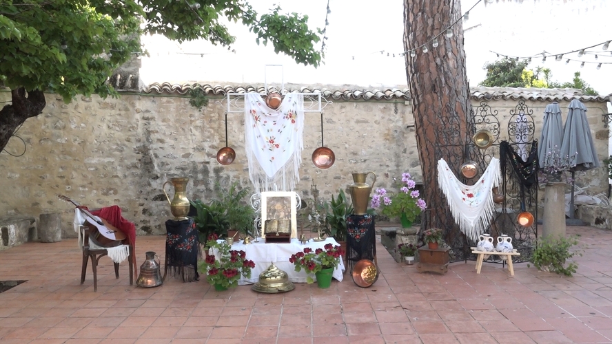 Personas mayores del Centro Vela de Almazán recuperan la tradición de la Cruz de Mayo con una tarde de convivencia