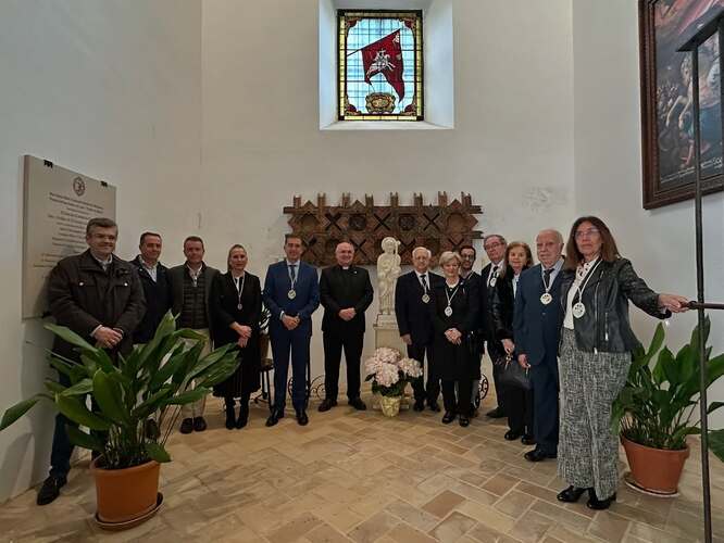 San Isidoro recibe una ofrenda floral en la Catedral de Baeza y nombra caballero de honor al deán Francisco Juan Martínez Rojas