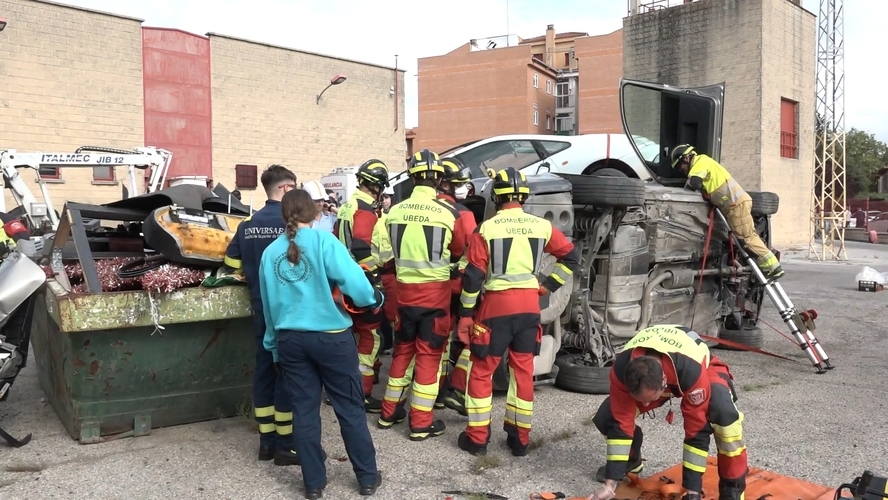 Ubeda refuerza la coordinacion en rescates de trafico con jornadas practicas entre bomberos y personal sanitario 1.8.1