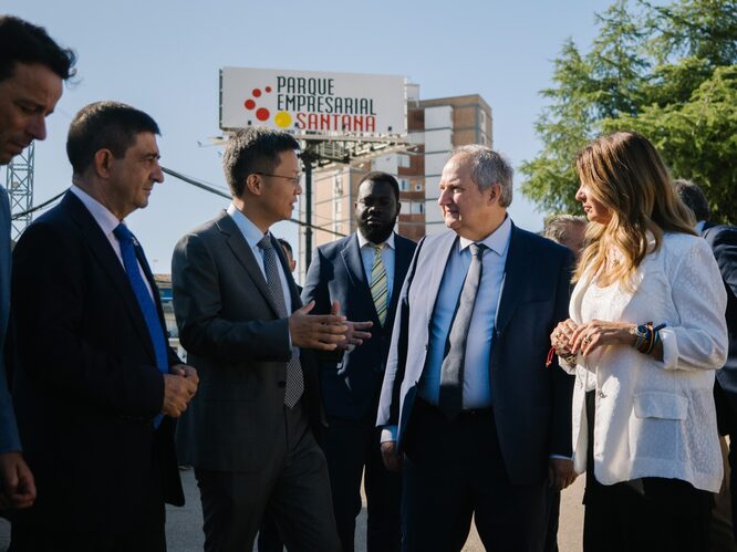 Hereu visita las instalaciones de la futura sede de la multinacional Desay que ha obtenido 55 ME del PERTE VEC III scaled