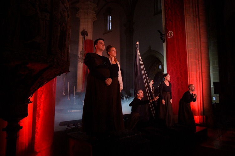 Representación en la Catedral de Baeza del auto sacramental «El Maestrazgo del Tusón» a cargo de In Vitro-Teatro de la UJA