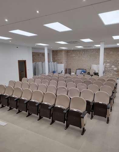 Nuevas butacas fijas mejoran la accesibilidad y confort en la Casa de la Cultura «Patrocinio Biedma»