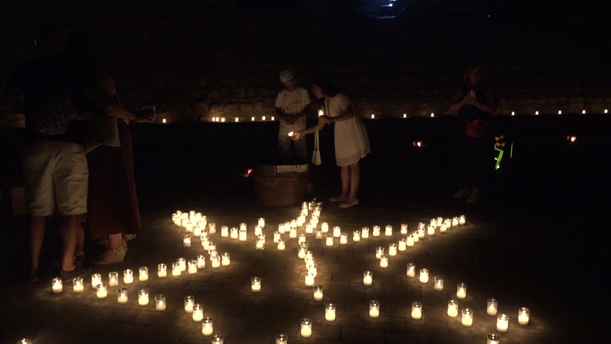 Rus brilla con más de 7.000 velas en la tercera edición de su Noche Velada