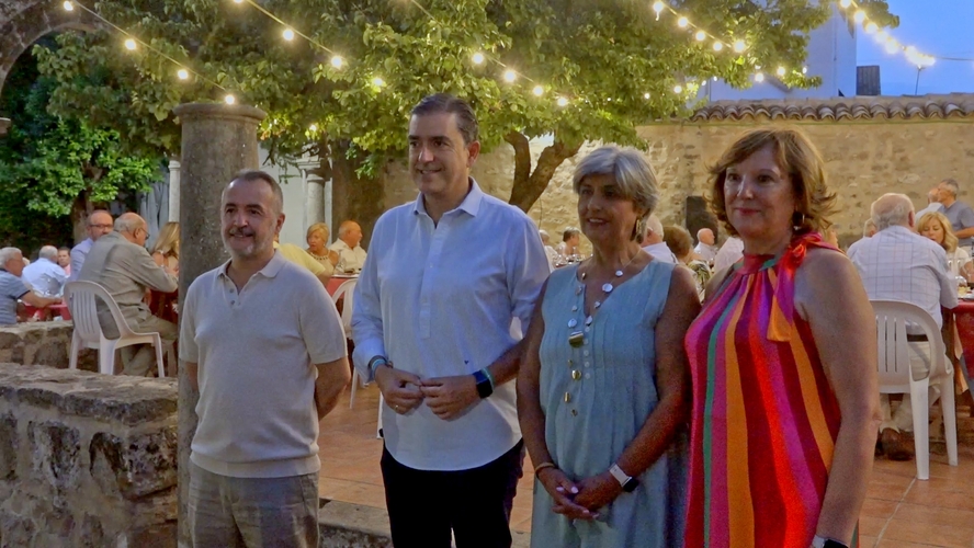 Baeza celebra su cena de preferia en honor a las personas mayores en el patio del Centro Vela de Almazan 1.15.1