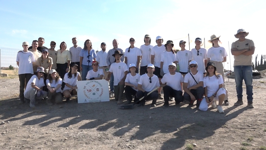 Jóvenes voluntarios y voluntarias participan en la conservación del Cerro del Alcázar de Baeza