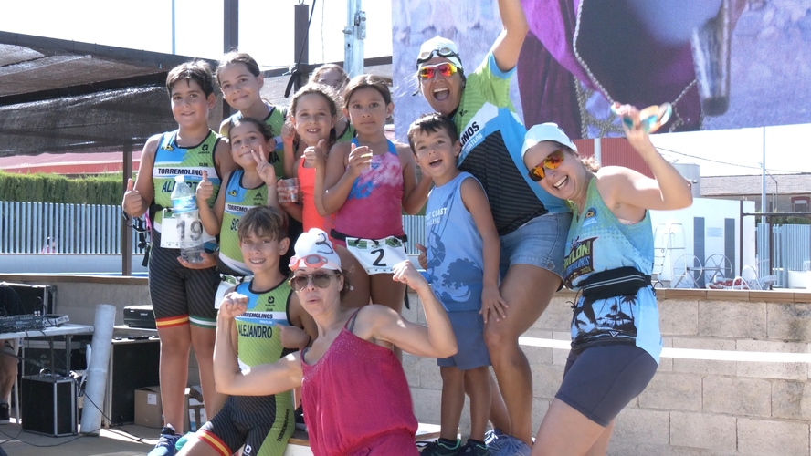 Más de 60 jóvenes participan en el Acuatlón de Menores de Úbeda