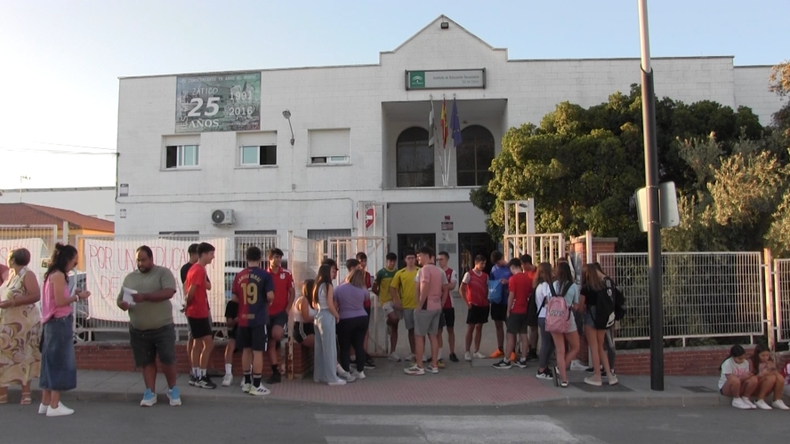 El AMPA del IES Gil de Zatico protesta contra el cierre de tres lineas educativas 1.50.1