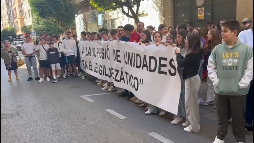 La comunidad educativa de Torreperogil se moviliza en Jaén contra la supresión de unidades en el IES Gil de Zático