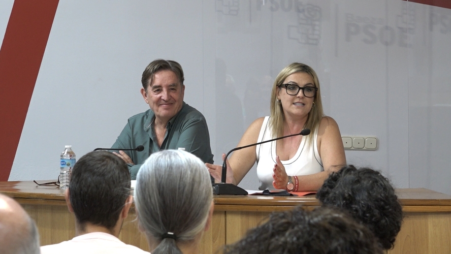 Ponencia de Luis Garcia Montero en la sede del PSOE de Baeza 1.17.1