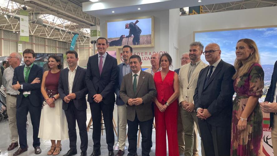 Reyes destaca en la inauguracion de Ibercaza 2025 el impacto economico de la actividad cinegetica en la provincia