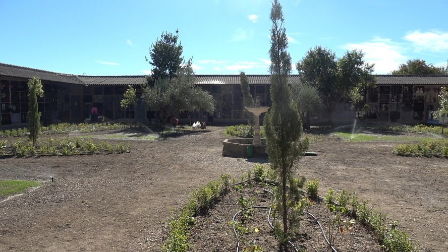 El Ayuntamiento de Baeza mejora el cementerio municipal con motivo del Día de Todos los Santos