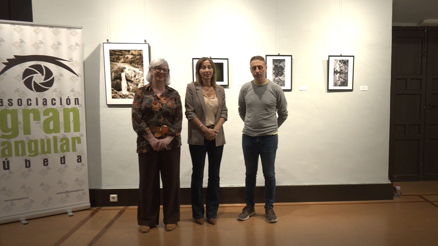 La Asociación Fotográfica Gran Angular inaugura la décima edición de «Cuaderno de Bitácora» en el Hospital de Santiago