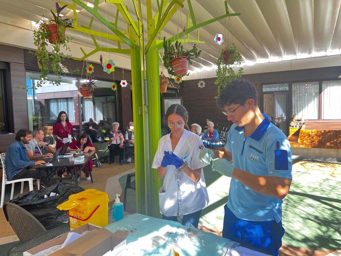 Salud comienza a vacunar frente a la gripe y la covid a los mayores de 80 años y a las personas con gran dependencia