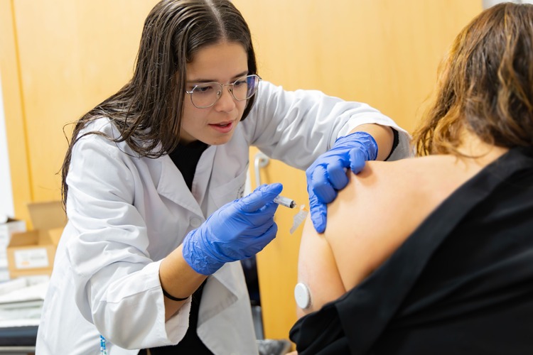 Sanidad comienza a vacunar frente a la gripe y la COVID-19 a mayores de 70 años y personas con patologías crónicas