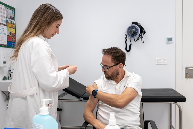 Arranca la campaña de vacunación frente a la gripe y la covid en residencias de mayores y para profesionales sanitarios y sociosanitarios
