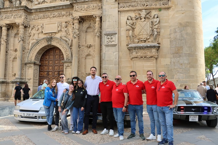 Más de 120 vehículos distintos se citan en Úbeda en la II Concentración de Vehículos Antiguos