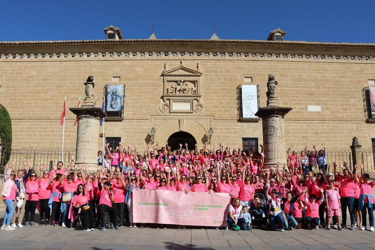 Úbeda se viste de rosa con motivo del Día Mundial del Cáncer de Mama