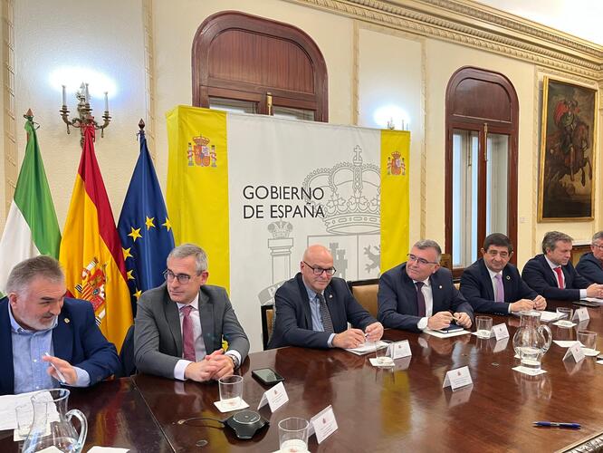 Diputación, Subdelegación y Ayuntamiento piden a la Junta que estudie retomar el transfer con el aeropuerto Granada-Jaén