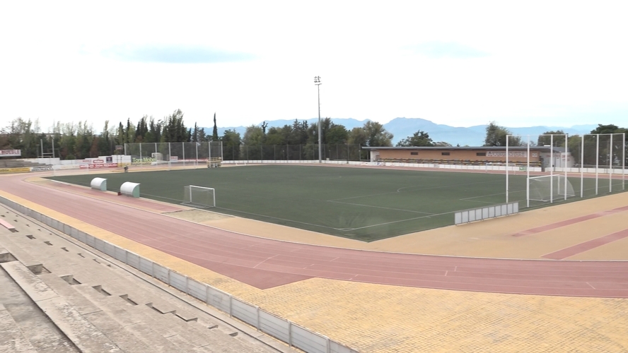 El concejal de Deportes de Úbeda responde a las críticas del PP sobre el retraso en la renovación del césped del campo Antonio Cruz