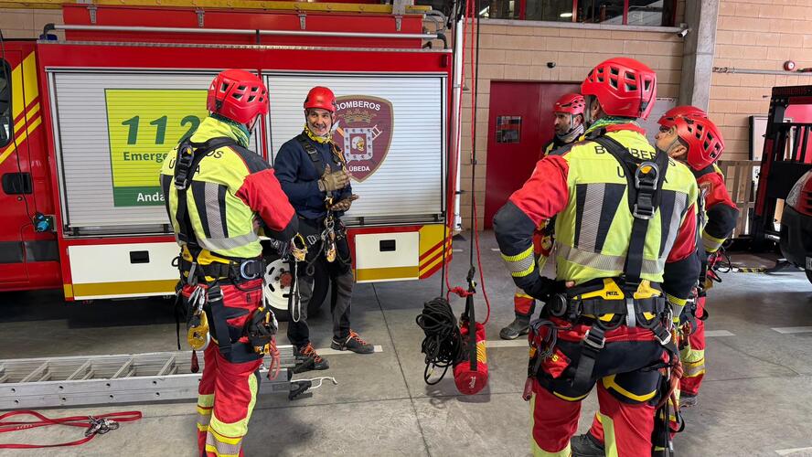 Úbeda refuerza la formación de su cuerpo de bomberos y lanza una campaña para captar nuevas personas voluntarias en Protección Civil