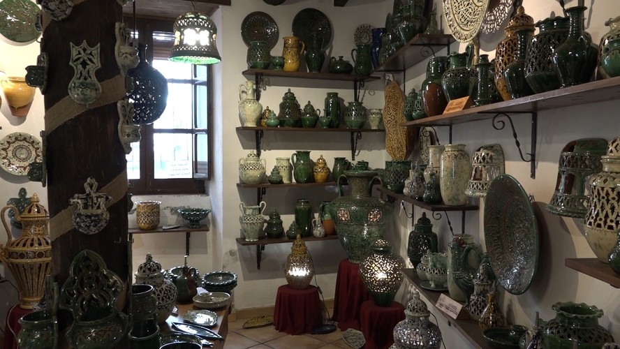 La delegada de empleo visita los talleres de artesanía ubetenses