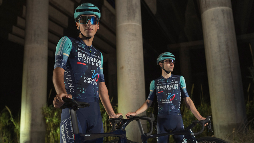 Dos superpotencias de las clásicas debutarán en la Clásica Jaén Paraíso Interior 2 Bahrain Victorious presento recientemente su indumentaria para 2026. Foto de Charly Lopez